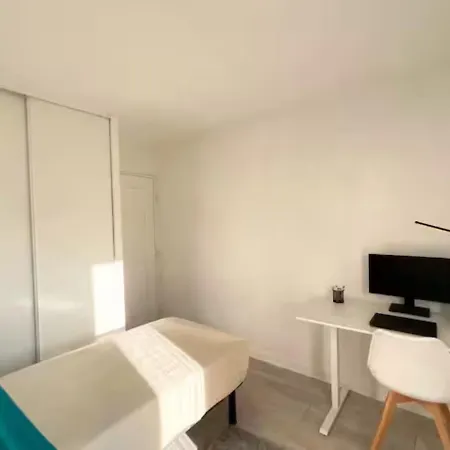 Douillette Avec Parking Prive, Salle De Bains Privee Et Netflix Penzion