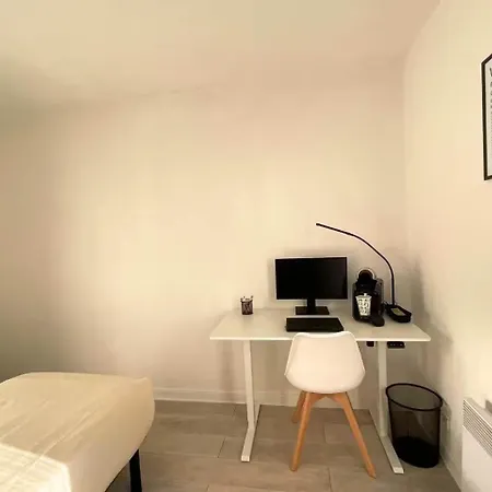 Douillette Avec Parking Prive, Salle De Bains Privee Et Netflix